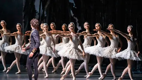 A scene from Swan Lake by The Royal Ballet @ ROH.
(Opening 13-05-2022)
©Tristram Kenton 05-22
(3 Raveley Street, LONDON NW5 2HX TEL 0207 267 5550  Mob 07973 617 355)email: tristram@tristramkenton.com