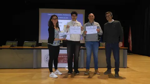 Uno de los ganadores con sus profesores