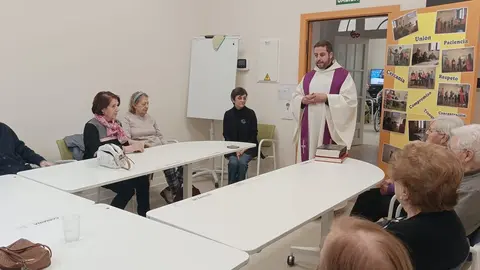 El párroco Pedro Faúndez impone la ceniza