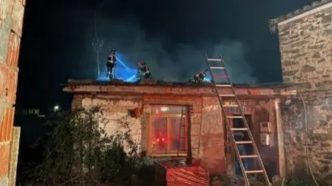 Una casa en Figueruela de Abajo arde de madrugada