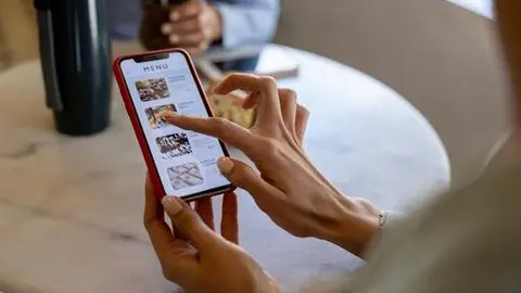 Mujer accediendo a recurso tecnológico
