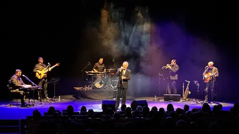 José Manuel Soto llena el Teatro Ramos Carrión con un recital de grandes éxitos