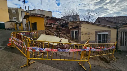 Se derrumba una casa en la Calle Alta de San Juan del Reloj. imagen interbenavente