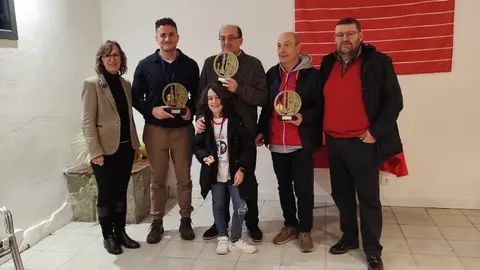 Campeones del Memorial junto con familiares de Javier Delgado.