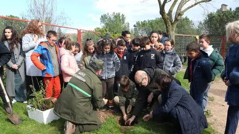 Fernando Prada y los escolares del CEIP Riomanzanas plantan futuro en el Día del Árbol