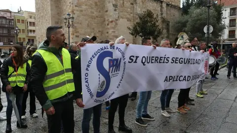 bomberos y policías se manifiestan en la plaza mayor de Zamora_8