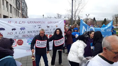 Los zamoranos alzan la voz en Valladolid contra las macro-plantas de biogás y macro-granjas. IMAGEN CEDIDA