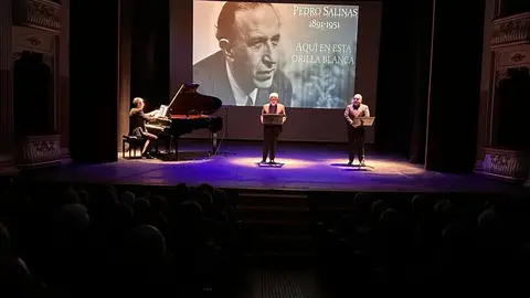 Juan Echanove y Luis Santana emocionan en el Teatro Principal con un recital en honor a la Generación del 27
