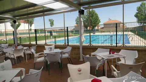 bar y piscina de Villafáfila. IMAGEN VILLAFÁDILA.NET