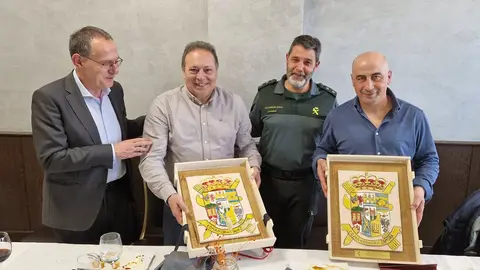 Ángel Blanco despide en Benavente a dos oficiales de la Guardia Civil que parten a nuevos destinos