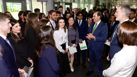 Su Majestad y el presidente de Iberdrola junto a los becados