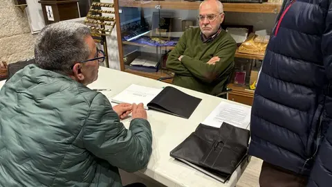 firma de libro sobre la Soledad. IMAGEN REDES SOCIALES