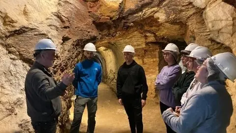 Estudiantes del Máster en Profesor de la Universidad de Burgos exploran la Mina El Carrascal en Villadepera (1)