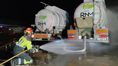 Los bomberos de Zamora controlan una peligrosa fuga química en la A-6