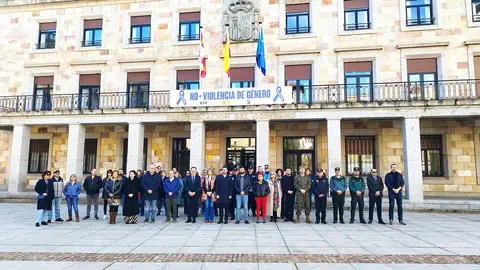 Minuto de silencio frente a la Subdelegación del Gobierno de Zamora por el asesinato de una menor en Murcia