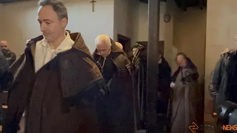 La Hermandad de las Capas Pardas dan la bienvenida a dos nuevos hermanos