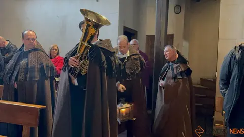 La Hermandad de las Capas Pardas dan la bienvenida a dos nuevos hermanos_3