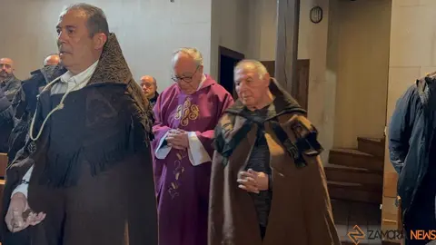 La Hermandad de las Capas Pardas dan la bienvenida a dos nuevos hermanos_4