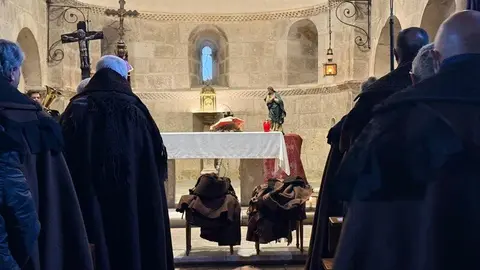 La Hermandad de las Capas Pardas dan la bienvenida a dos nuevos hermanos_5