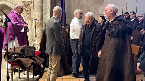 La Hermandad de las Capas Pardas dan la bienvenida a dos nuevos hermanos_7