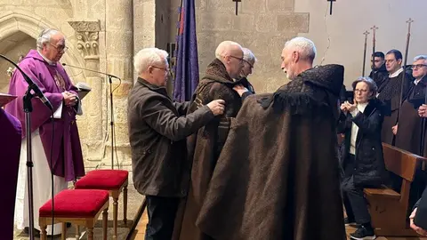 La Hermandad de las Capas Pardas dan la bienvenida a dos nuevos hermanos_8