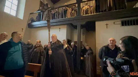 La Hermandad de las Capas Pardas dan la bienvenida a dos nuevos hermanos_9