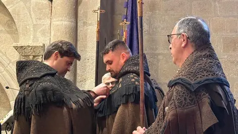 La Hermandad de las Capas Pardas dan la bienvenida a dos nuevos hermanos_10