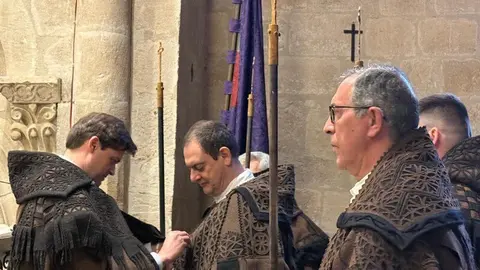 La Hermandad de las Capas Pardas dan la bienvenida a dos nuevos hermanos_11