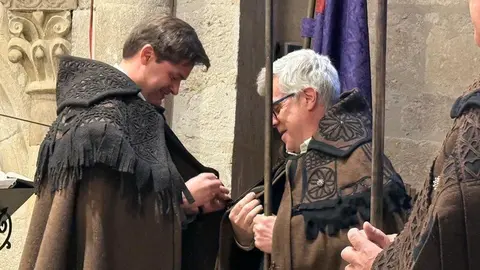 La Hermandad de las Capas Pardas dan la bienvenida a dos nuevos hermanos_12