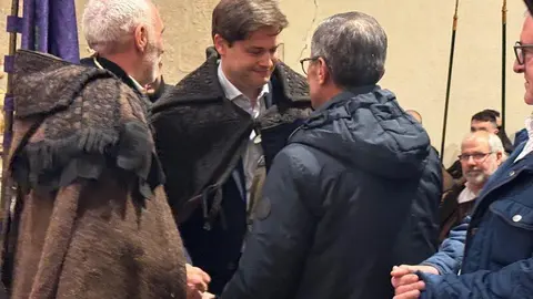 La Hermandad de las Capas Pardas dan la bienvenida a dos nuevos hermanos_14