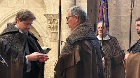 La Hermandad de las Capas Pardas dan la bienvenida a dos nuevos hermanos_16