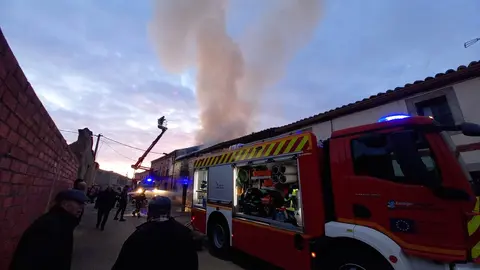 incendio de una vivienda en Pajares de la Lampreana  (3)