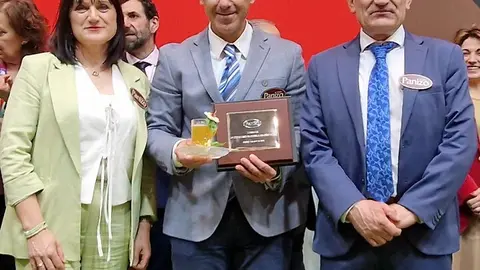 Victor Manuel Suárez, ganador del Concurso Nacional de Cócteles, con María Jesús y Jerónimo Panizo