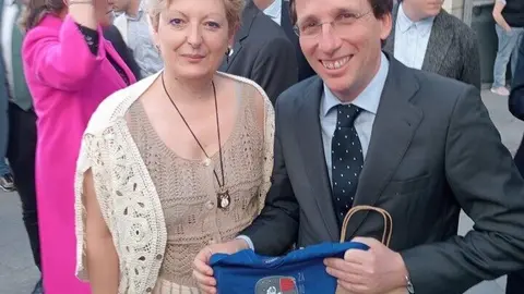 Zamora se cuela en la luna con una camiseta para el futuro hijo del alcalde de Madrid