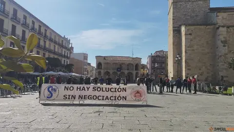 Policías y bomberos alzan la voz en la Plaza Mayor