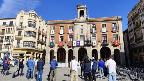 Policías y bomberos alzan la voz en la Plaza Mayor