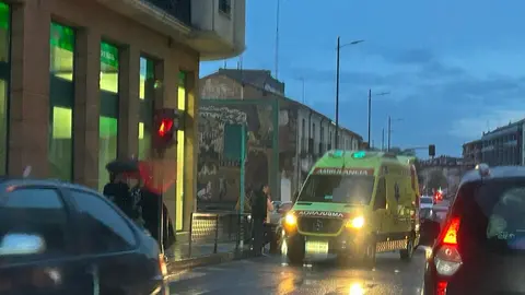 Herido un joven de 20 años tras una caída con su moto en la Ronda de la Feria