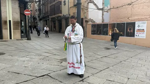 Juan Carlos "Bisbal" rasca y gana hasta en Semana Santa