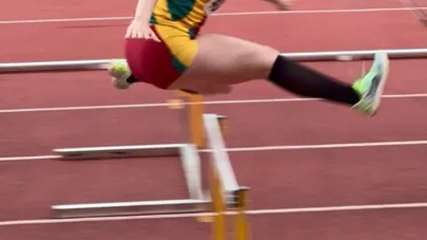 Carla Dominguez en un mometo del paso de la valla