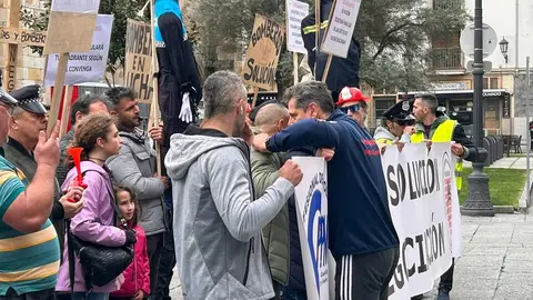 Protesta de los bomberos y policías municipales de Zamora