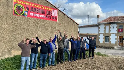 Imagen de la nueva pancarta que han colgado los vecinos de Jambrina a la entrada del pueblo.