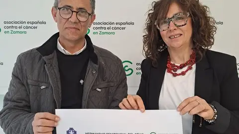 La Hermandad del Santísimo Cristo del Espíritu Santo entrega un donativo solidario a la AECC de Zamora