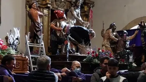 vestir santos en Toro