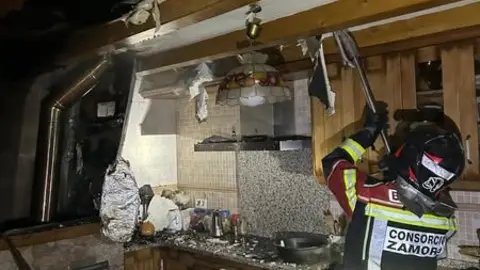 Un incendio nocturno en Molezuelas obliga a una compleja intervención de los bomberos