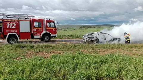 Un coche arde en plena carretera en Losacino