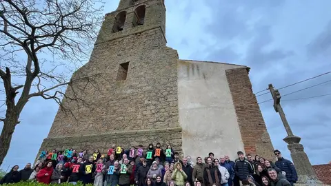 Un mural humano clama en Vega de Villalobos por la salvación de su torre