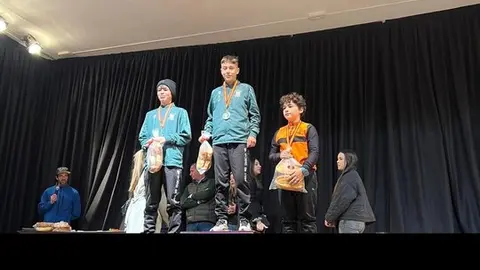 El Vino Toro se luce en el asfalto y la montaña. podio sub 14 masculino Carrera Popular del Mollete, Castronuño