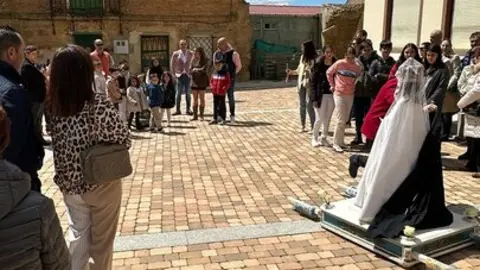 Domingo de resurrección. La Virgen del Rosario y el Niño Jesús en Fuentes de Ropel