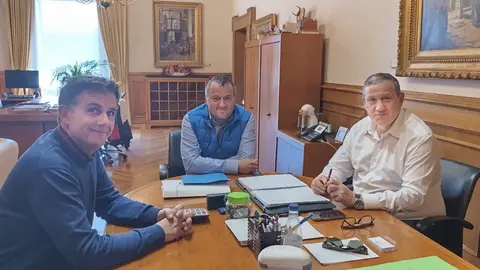 reunión mantenida recientemente entre presidente de la Diputación, Javier Faúndez Domínguez, el alcalde de Cobreros, Luis Miguel López Fernández, y el diputado provincial por Sanabria-La Carballeda, Ramiro Silva Monterrubio.