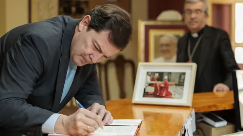 Mañueco Firma en el libro de condolencias